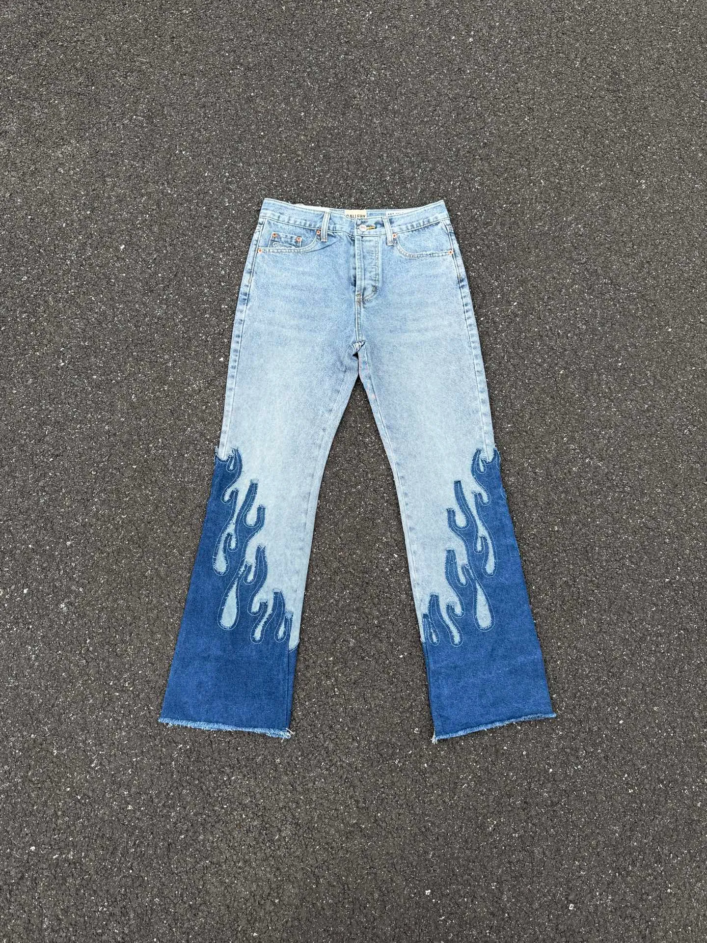 P260💰G88 GALLERY DEPT. Denim splicing flame🔥flare pants washed distressed splicing jeans GALLERY is attracted by these bell-bottom pants. Whether it is a reset of Carhartt or Levis, it has created a strong brand style. Since these pants are modified from rare vintage, the production capacity is limited. Therefore, after many icons wore them, these pants were once hard to find. Later, perhaps due to the improvement of GD's business in the past two years and the expansion of production lines, the brand itself lowered the price, so I can't wait any longer for these pants this year and will definitely buy them. During the process of the denim washing plant, the owner of the washing plant helped introduce a boss who had worked for Levi's foundry and started his own business. This also paved the way for the following styles. Therefore, Levi's remodeled single product for the base plate is really familiar. Whether it is the fabrics supplied or the lathes used in production, there is nothing to choose from. -Color: blue -Size: S-XXL (corresponding to 28-36)